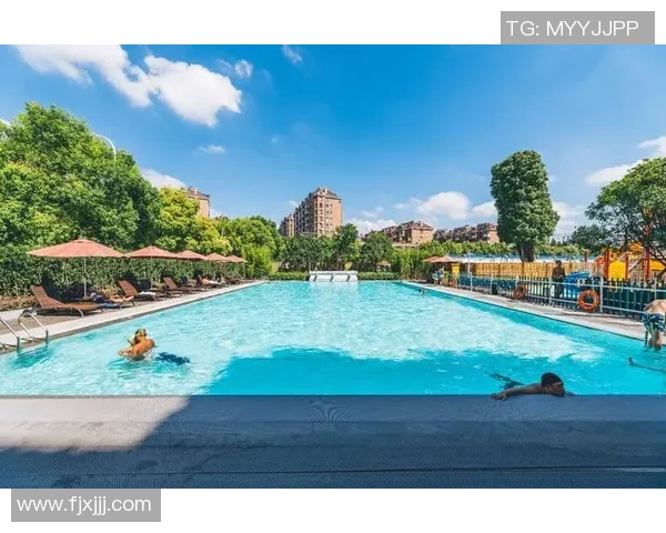 泳池环绕的度假胜地打造舒适清凉享受畅游夏日阳光